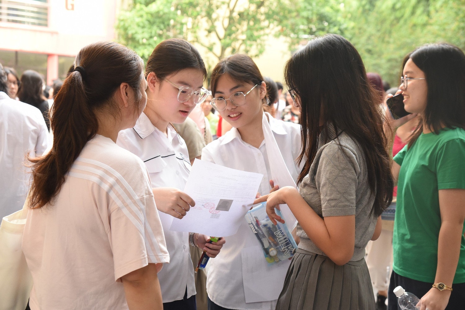 Hàng nghìn thí sinh tham dự kì thi tuyển sinh vào 10 của 2 trường chuyên thuộc Đại học Quốc gia Hà Nội -0