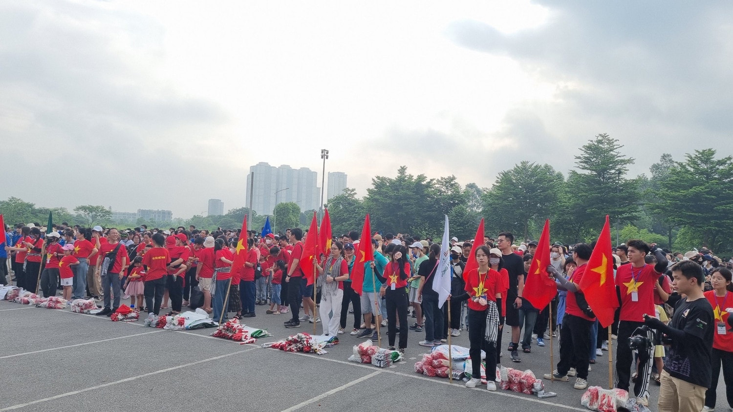 Hà Nội: Hàng nghìn người tham gia nhặt rác, chung tay bảo vệ môi trường -0