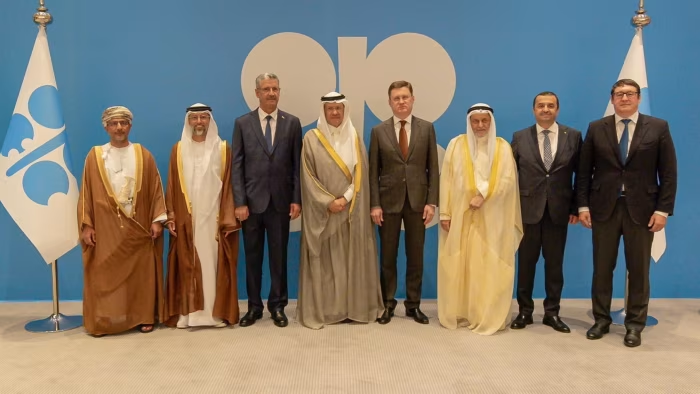 Một số Bộ trưởng Dầu mỏ tham dự Hội nghị OPEC+ ngày 2.6 tại Ảrập Xêút. Ảnh: Saudi Press Agency/dpa
