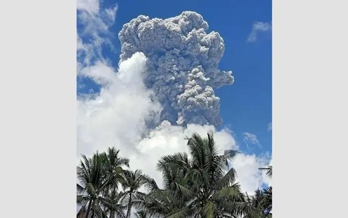 The eruption also expells sand, carried westward by the wind. (Photo: Bernama) Indonesia’s Ibu volcano erupts, belching 7-km tower of ash -0