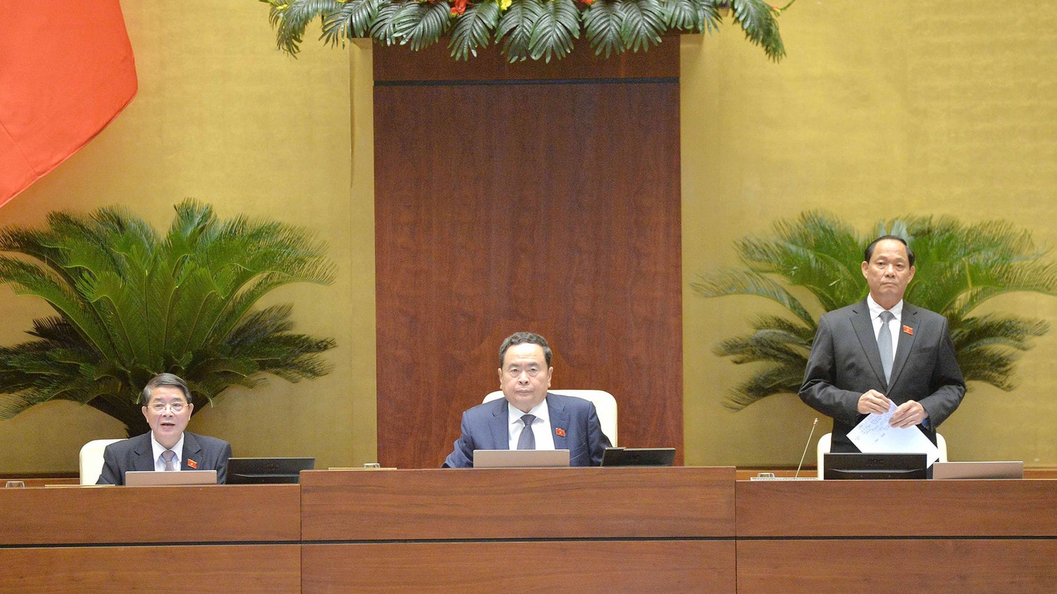 NA Vice Chairman Tran Quang Phuong conduits the meeting. Photo: Ho Long NA’s 7th session to debate bills on June 3 -0