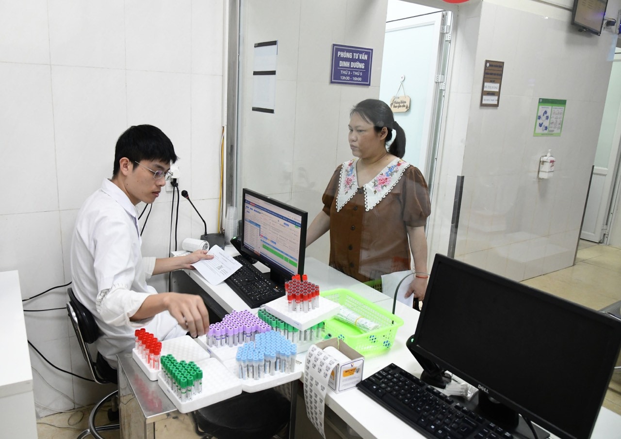 Dữ liệu thông tin bệnh án của người bệnh sẽ được liên thông và sử dụng lâu dài tại các bệnh viện Đến thăm bệnh viện số hoá ở Hà Nội -0