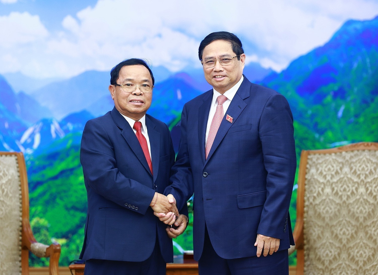 Prime Minister Pham Minh Chinh receives President of the Lao State Inspection Authority Khamphan Phommathat. Photo: VNA PM hosts President of Lao State Inspection Authority -0