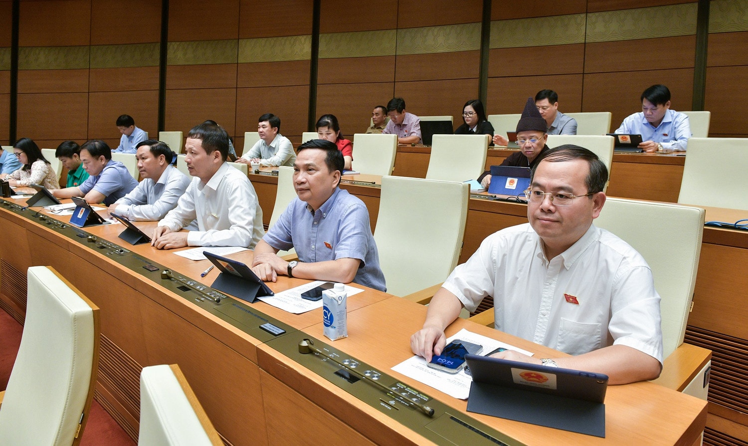 Các đại biểu Quốc hội nghe báo cáo quyết toán ngân sách năm 2022 tại hội trường chiều 30.5. Ảnh: Phạm Thắng.