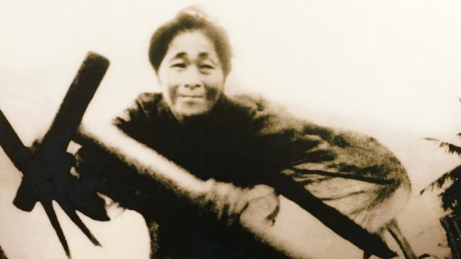 Anh hùng Nguyễn Thị Suốt đang chèo đò đưa bộ đội sang sông Nhật Lệ trong kháng chiến chống Mỹ. Ảnh tư liệu