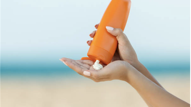 Nên sử dụng kem chống nắng có chỉ số SPF thấp nhất là 30 (Ảnh: iStock)