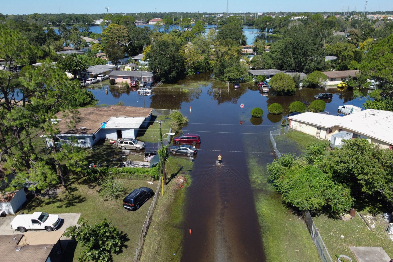 Mỹ: Bang Florida ban hành luật yêu cầu người bán phải minh bạch lịch sử lũ lụt của ngôi nhàThống đốc bang Floria Ron DeSantis vừa ban hành luật mới, sẽ có hiệu lực từ 1.10, theo đó yêu cầu những người bán nhà phải tiết lộ một số thông tin nhất định về lịch sử lũ lụt của bất động sản. Biện pháp này được coi là bước đi quan trọng nhằm giải quyết vấn đề tăng trưởng và phát triển ở những khu vực có rủi ro.Trước khi luật trên được thông qua, bang Florida, nơi đặc biệt dễ bị tổn thương trước mực nước biển dâng, lượng mưa thay đổi và những con bão mạnh, là một trong 18 bang của Mỹ không yêu cầu tiết lộ thông tin về lũ lụt như một phần của giao dịch mua, bán nhà. Trong khi đó, theo các nhà vận động thuộc Liên minh các nhà khoa học tận tâm (Union for Concerned Scientists), dự báo đến năm 2045, khoảng 26 tỷ USD bất động sản dân cư ở Mỹ có nguy cơ phải đối mặt với lũ lụt kinh niên, trong đó nặng nhất có thể xảy ra ở khu vực gồm Miami, Florida Keys và Tampa-St. Petersburg. Theo giám đốc chính sách Rachel Cleetus của Liên minh nói trên, “có thông tin sẽ giúp người mua đưa ra các quyết định sáng suốt và tốt hơn để bảo vệ một trong những tài sản lớn nhất của họ, đó là ngôi nhà”. Ngoài ra, số lượng tranh chấp xảy ra sau khi hoàn tất giao dịch sẽ giảm xuống.Theo luật mới, người bán nhà phải cung cấp biểu mẫu tiết lộ về tình trạng lũ lụt “tại hoặc trước thời điểm hợp đồng mua bán được thực thi”. Văn bản này phải bao gồm việc người bán đã từng nộp đơn yêu cầu bảo hiểm thanh toán hay nhận được hỗ trợ của liên bang cho những thiệt hại do lũ lụt gây ra đối với tài sản hay chưa… Mỹ: Bang Florida ban hành luật yêu cầu người bán phải minh bạch lịch sử lũ lụt của ngôi nhà -0