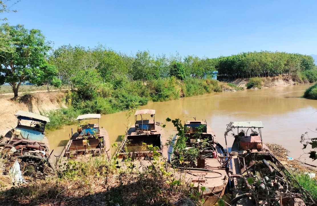 Tàu hút cát trái phép được lực lượng chức năng huyện Tánh Linh, tỉnh Bình Thuận thu giữ