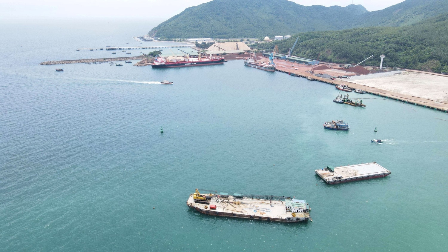 Tàu “khủng” ngang nhiên bơm hút vật liệu nạo vét trái phép trên vùng biển Hà Tĩnh -0