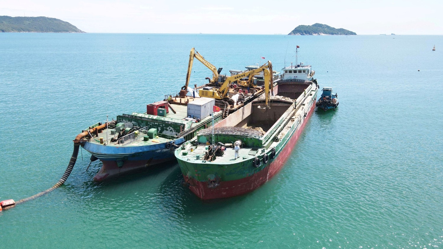 Tàu “khủng” ngang nhiên bơm hút vật liệu nạo vét trái phép trên vùng biển Hà Tĩnh -0