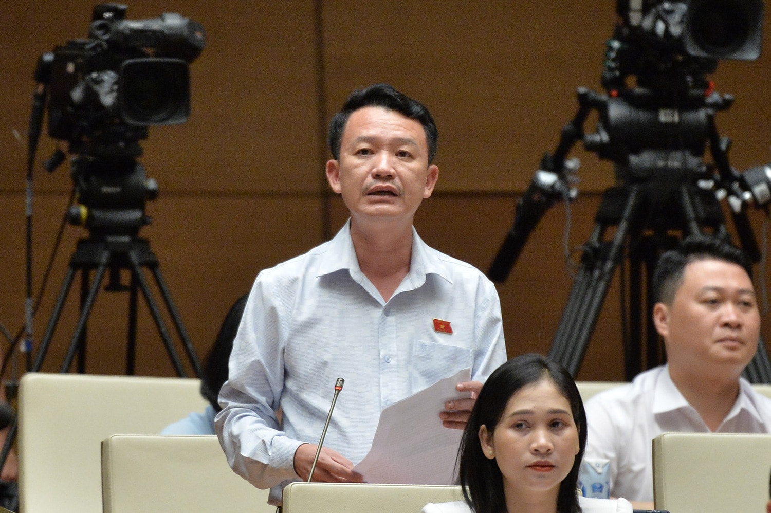 ĐBQH Trần Quang Minh (Quảng Bình) chất vấn. Ảnh: Hồ Long