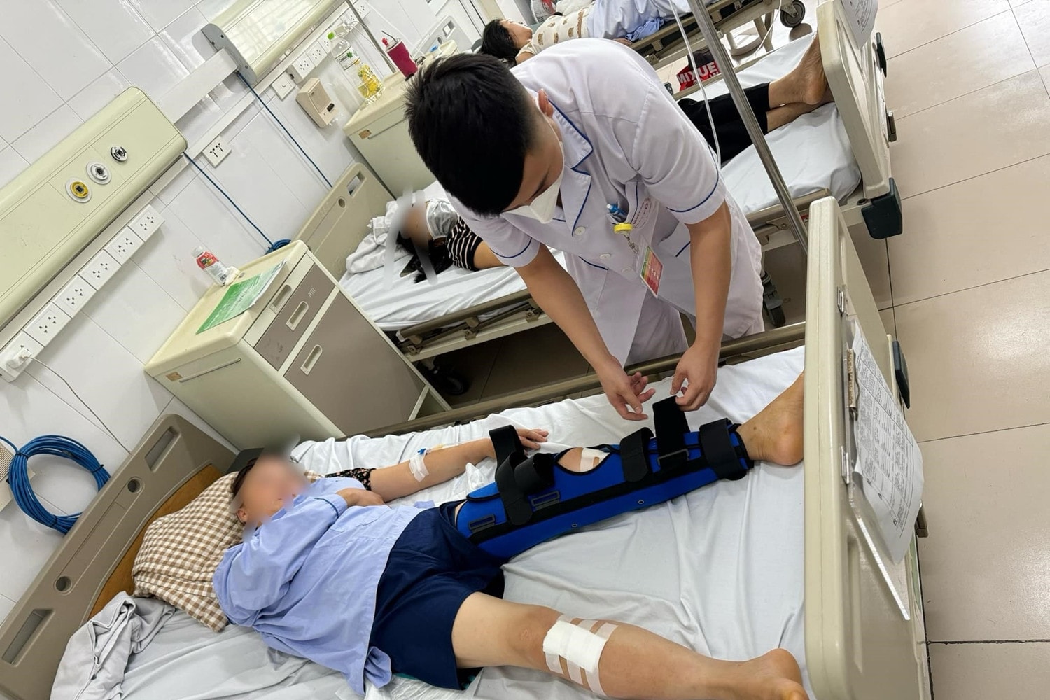 Sau cú ngã 20 năm mới biết mình bị đứt dây chằng khớp gối -0