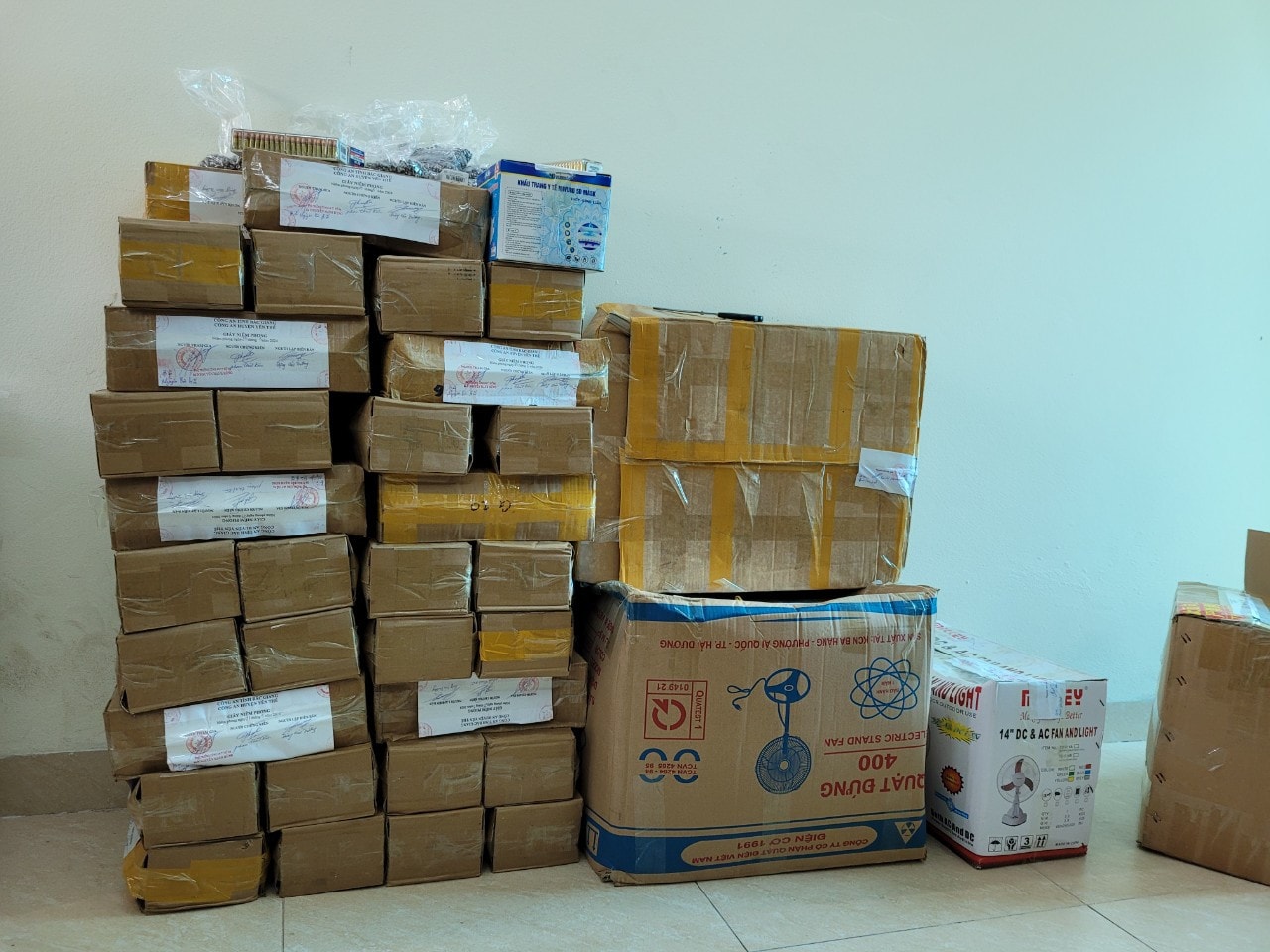 Bắt đối tượng tàng trữ, vận chuyển trái phép hơn 1 tấn đạn chì và nhiều vũ khí, vật liệu nổ -0