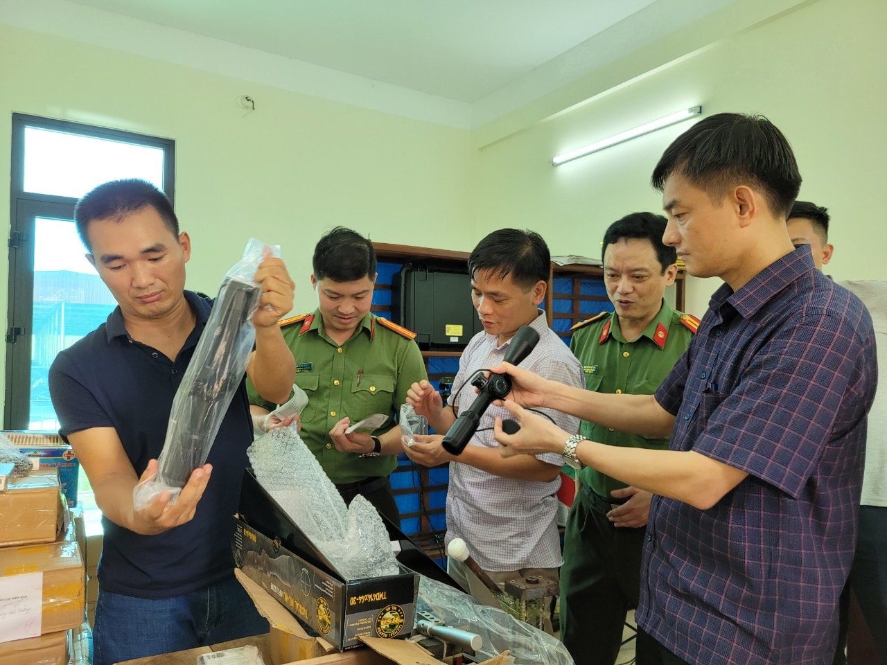 Bắt đối tượng tàng trữ, vận chuyển trái phép hơn 1 tấn đạn chì và nhiều vũ khí, vật liệu nổ -0