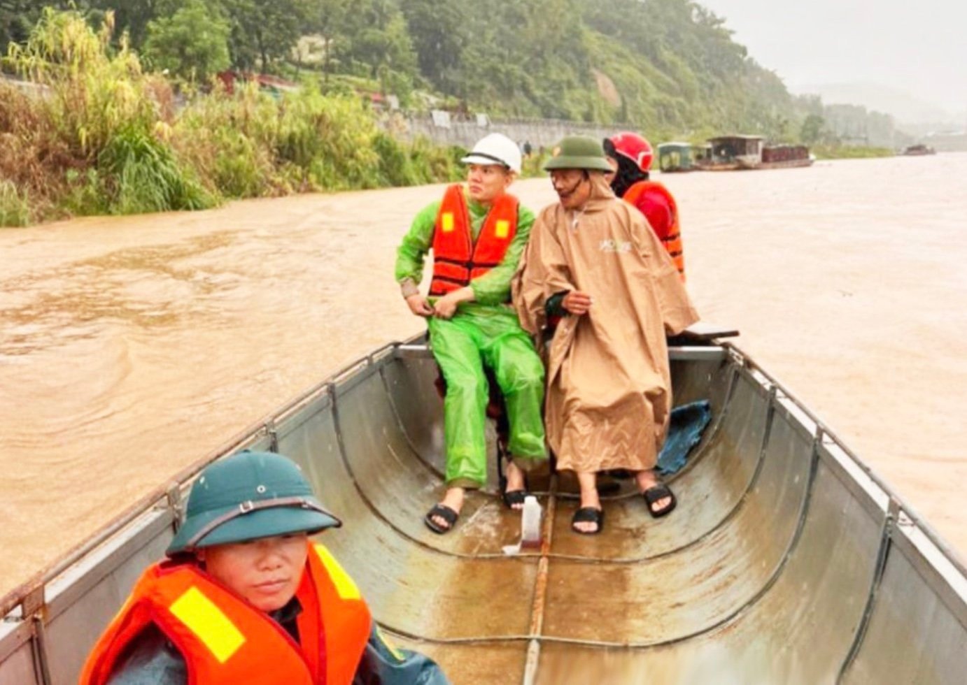 Lào Cai: Nổ lực tìm kiếm hai mẹ con bị nước lũ cuốn trôi -0