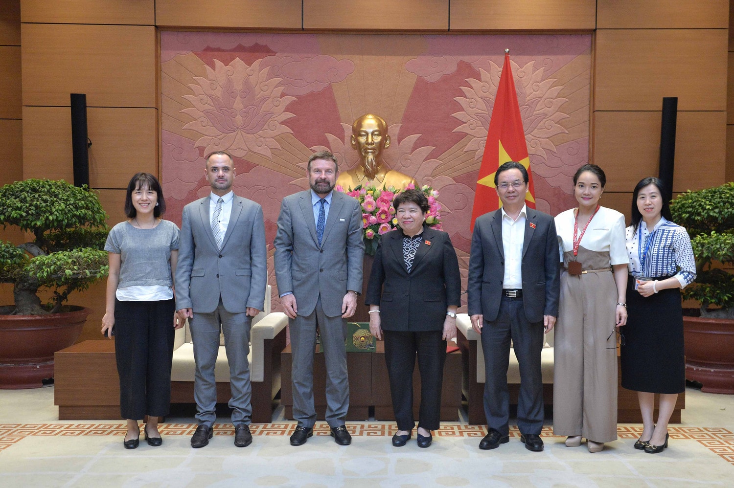 Các đại biểu chụp ảnh lưu niệm