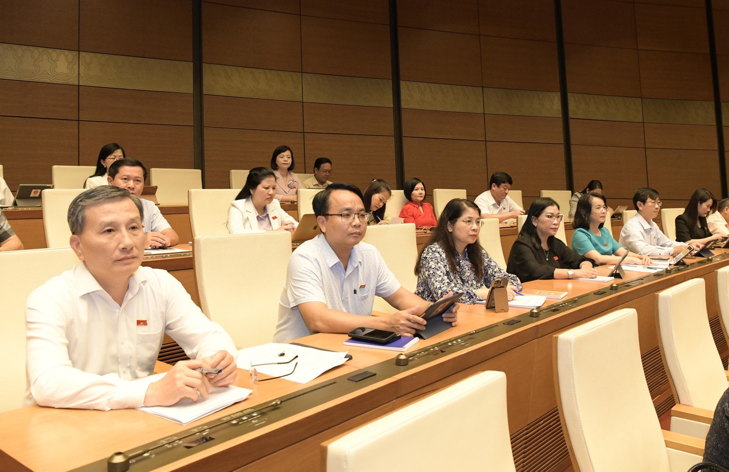 Các đại biểu Quốc hội tại phiên chất vấn và trả lời chất vấn. Ảnh: Lâm Hiển Bộ trưởng Nguyễn Văn Hùng: Tập trung chăm lo phát triển văn hóa vùng đồng bào dân tộc thiểu số -0