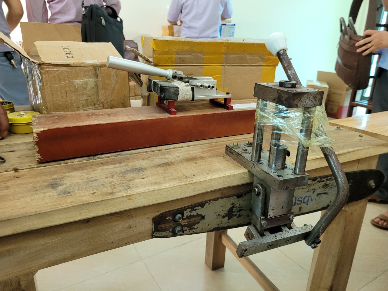 Bắt đối tượng tàng trữ, vận chuyển trái phép hơn 1 tấn đạn chì và nhiều vũ khí, vật liệu nổ -0