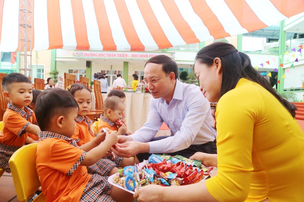Ủy viên Trung ương Đảng, Bí thư Tỉnh ủy, Chủ tịch HĐND tỉnh Nguyễn Xuân Ký tặng quà, chung vui với các cháu thiếu nhi Trường Mầm non Bãi Cháy, TP. Hạ Long. Ảnh: Thu Chung 