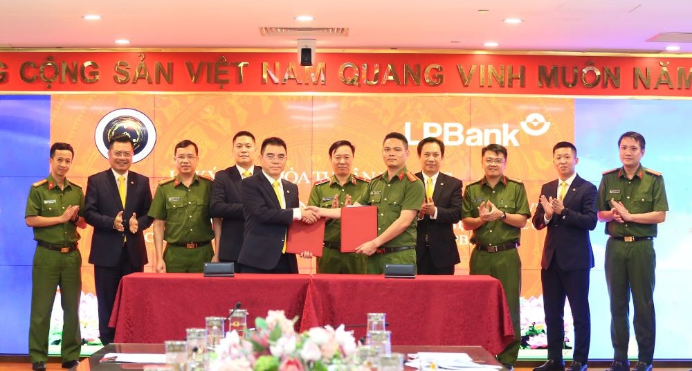 Giám đốc Trung tâm RAR - Thiếu tá Trần Duy Hiển (phải) và Phó Chủ tịch HĐQT kiêm Tổng giám đốc LPBank Hồ Nam Tiến (trái) cùng lãnh đạo hai bên thực hiện ký kết thỏa thuận hợp tác