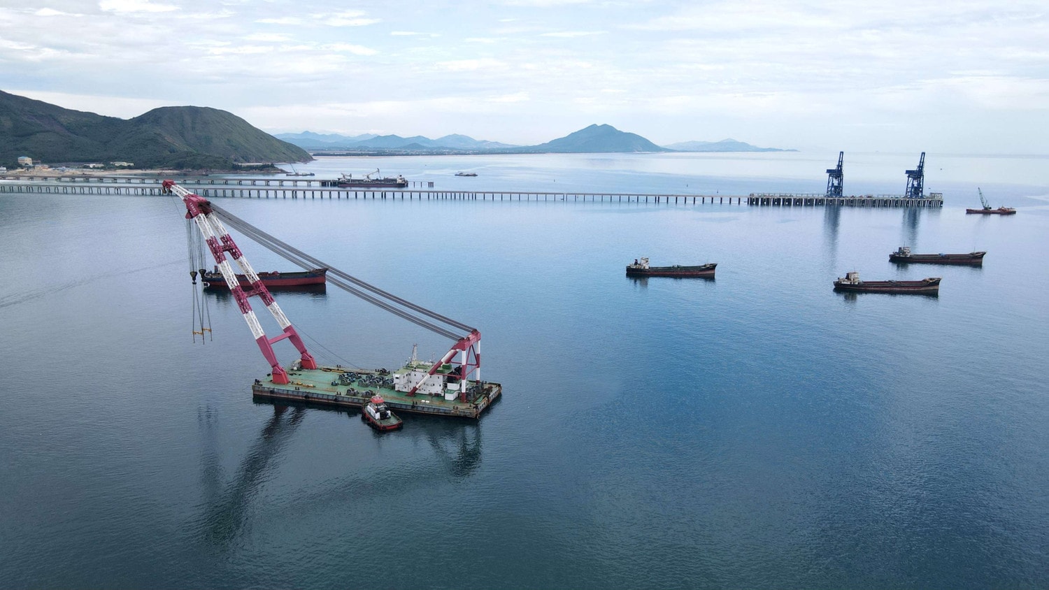 Chủ tịch tỉnh yêu cầu làm rõ vụ tàu “khủng” bơm hút vật liệu nạo vét trái phép trên vùng biển Hà Tĩnh -0