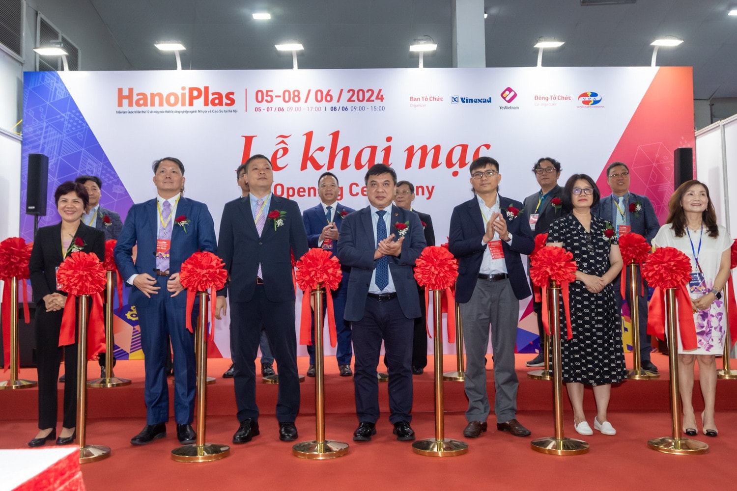 Các đại biểu cắt băng khai mạc triển lãm HanoiPlas 2024. Ảnh:Ban Tổ chức Triển lãm HanoiPlas 2024 - bước đột phá của ngành nhựa và caosu -0