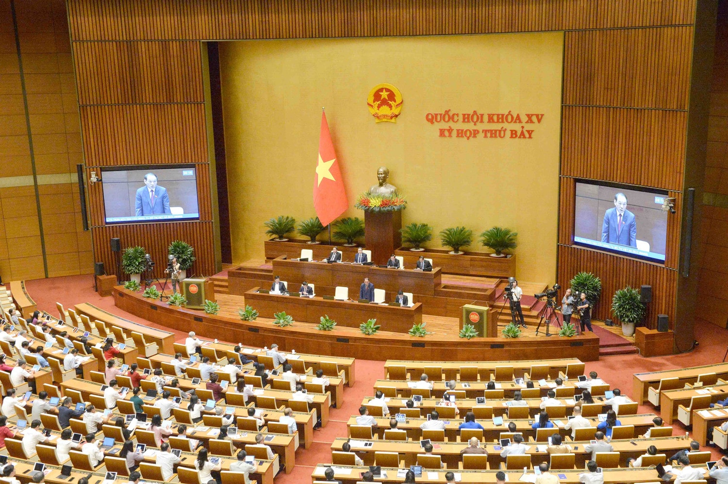 Quang cảnh Phiên chất vấn và trả lời chất vấn với nhóm vấn đề thuộc lĩnh vực văn hóa, thể thao và du lịch. Ảnh: Hồ Long