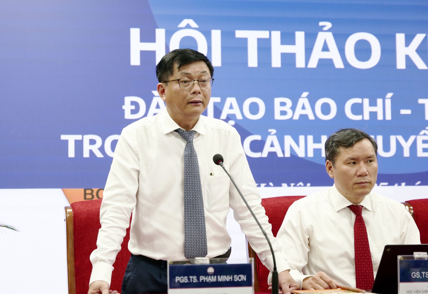 Giám đốc, Chủ tịch Hội đồng khoa học, Học viện Báo chí và Tuyên truyền, PGS. TS. Phạm Minh Sơn phát biểu tại hội thảo Chuyển đổi số là nhiệm vụ của từng cơ quan báo chí -0