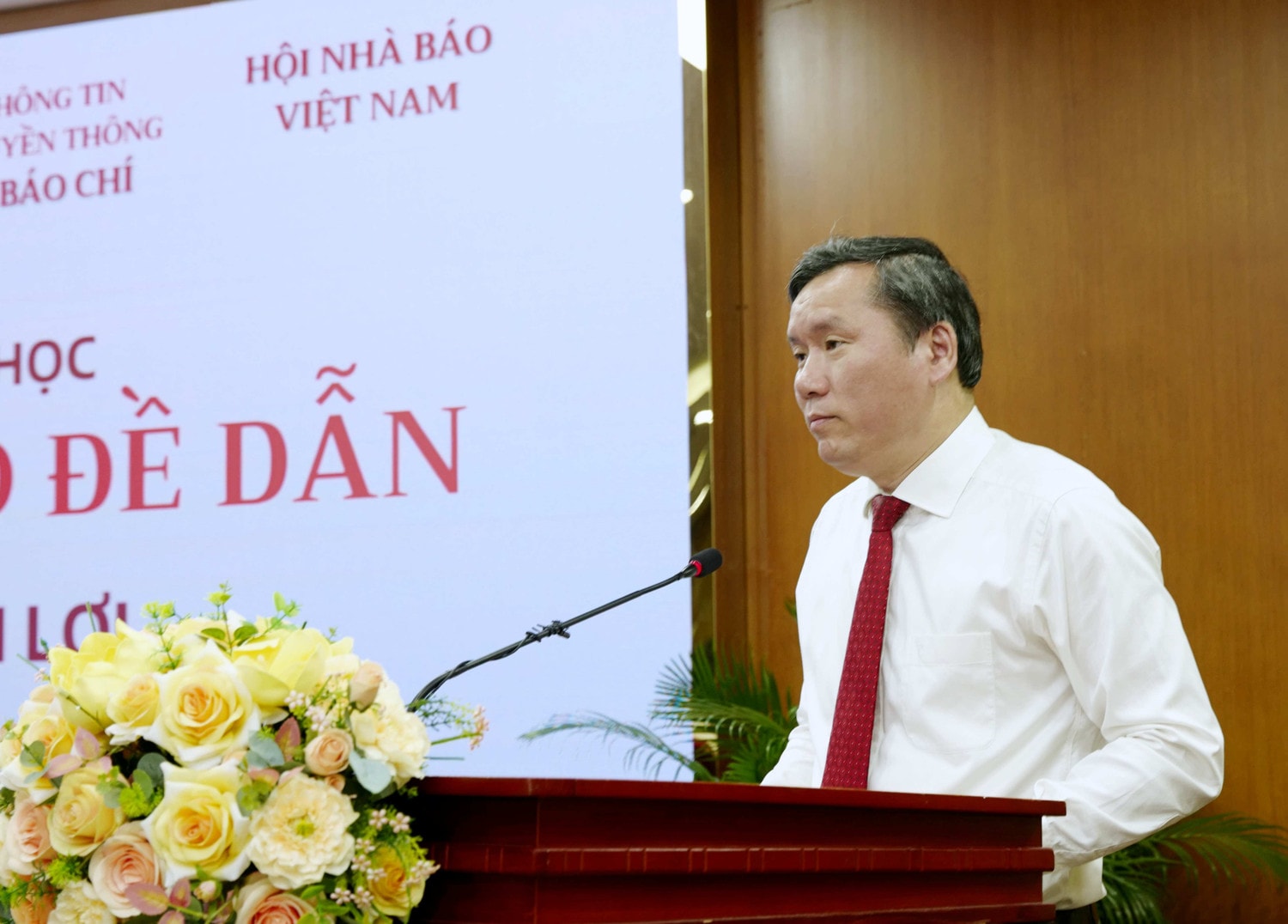 Phó Giám đốc Học viện Chính trị Quốc gia Hồ Chí Minh, GS. TS Lê Văn Lợi báo cáo đề dẫn tại hội thảo Chuyển đổi số là nhiệm vụ của từng cơ quan báo chí -0