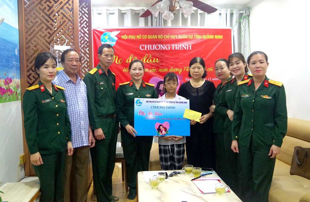 Hội Phụ nữ Cơ quan Bộ CHQS tỉnh trao hỗ trợ cho học sinh có hoàn cảnh khó khăn trong Chương trình Mẹ đỡ đầu. Ảnh: Phạm Hà 