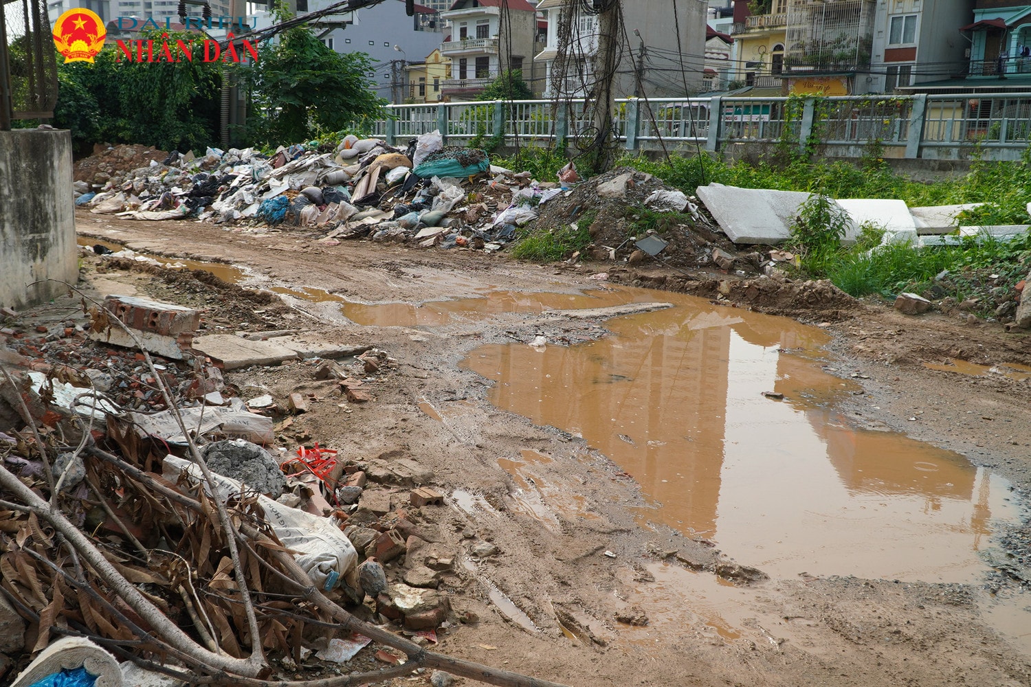 Người dân bị rác thải và bụi bẩn bủa vây do dự án cứng hóa kênh La Khê chậm tiến độ -0