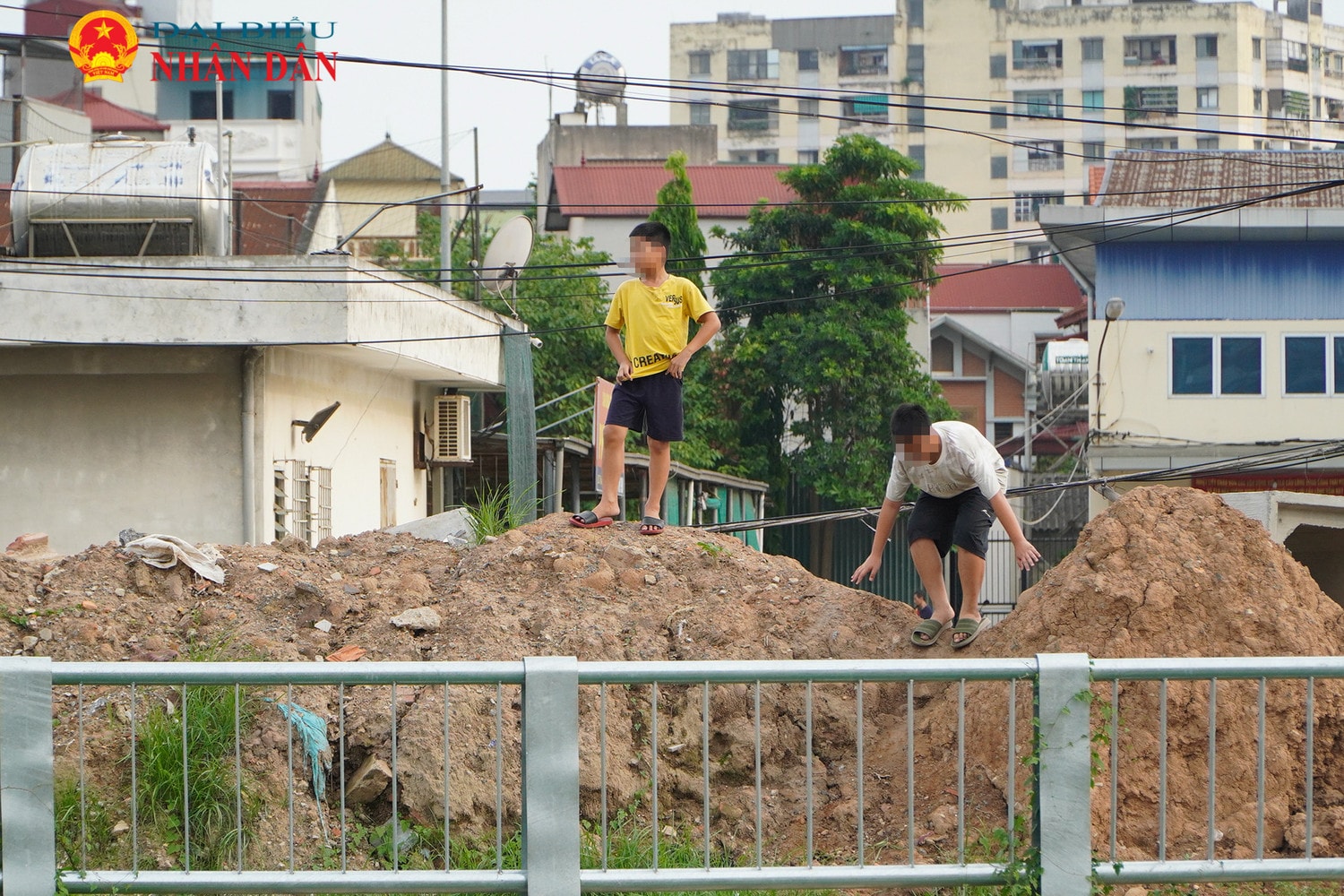 Người dân bị rác thải và bụi bẩn bủa vây do dự án cứng hóa kênh La Khê chậm tiến độ -0