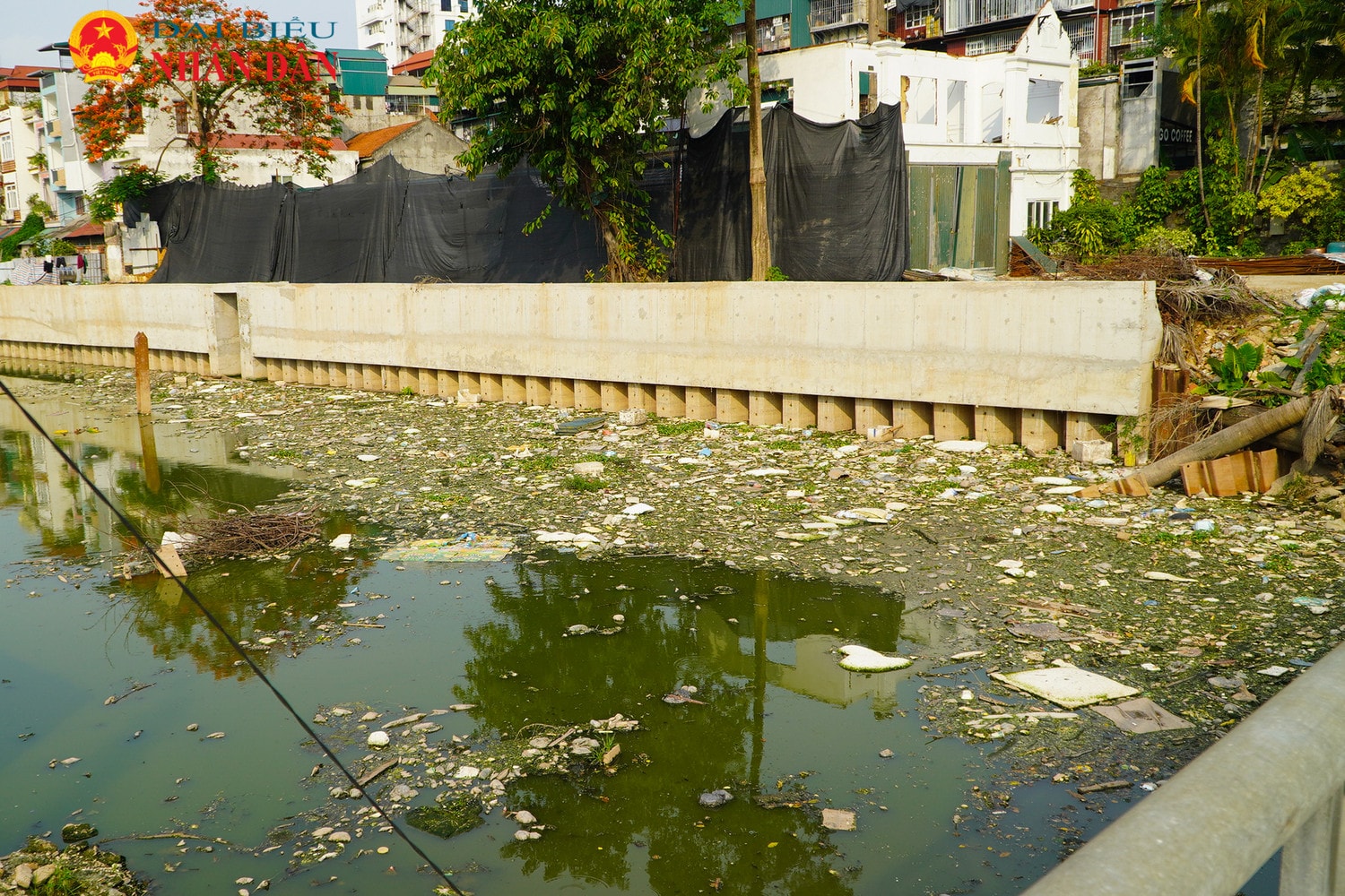 Người dân bị rác thải và bụi bẩn bủa vây do dự án cứng hóa kênh La Khê chậm tiến độ -0
