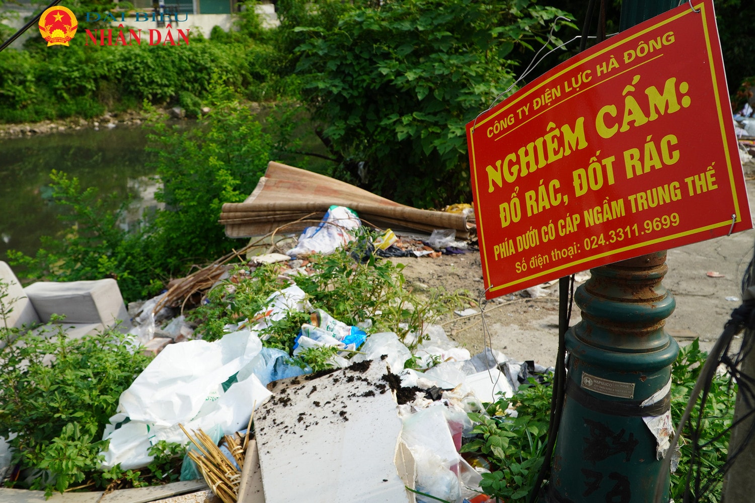 Người dân bị rác thải và bụi bẩn bủa vây do dự án cứng hóa kênh La Khê chậm tiến độ -0
