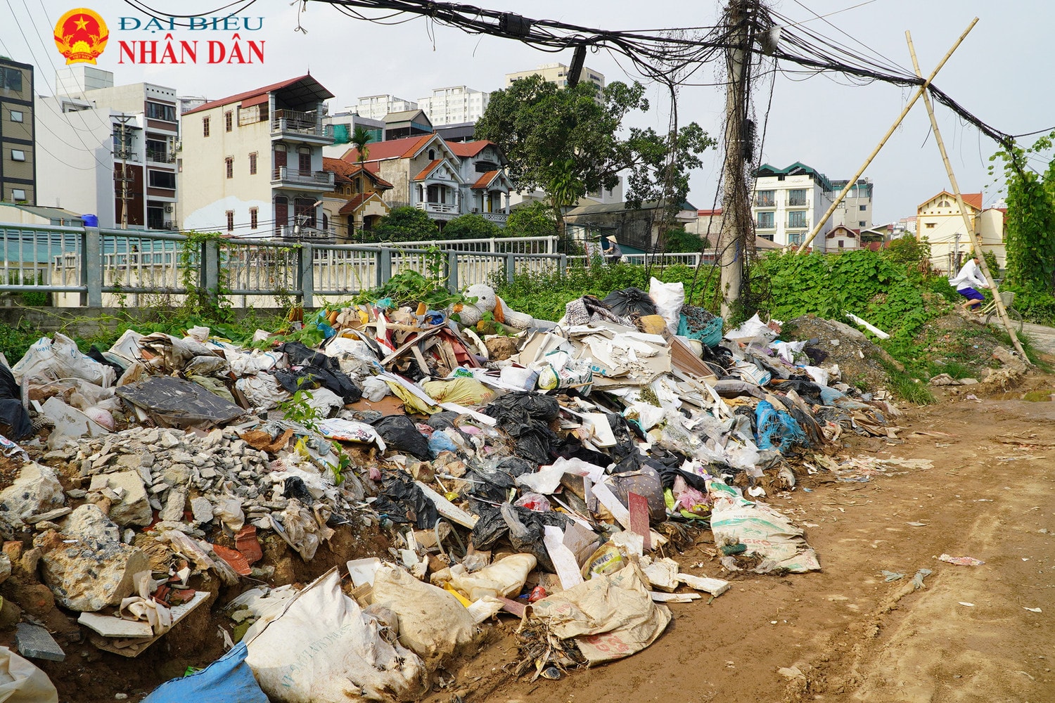 Người dân bị rác thải và bụi bẩn bủa vây do dự án cứng hóa kênh La Khê chậm tiến độ -0