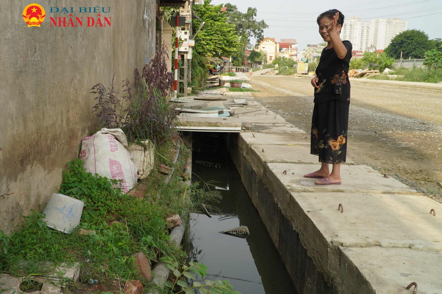 Người dân bị rác thải và bụi bẩn bủa vây do dự án cứng hóa kênh La Khê chậm tiến độ -0