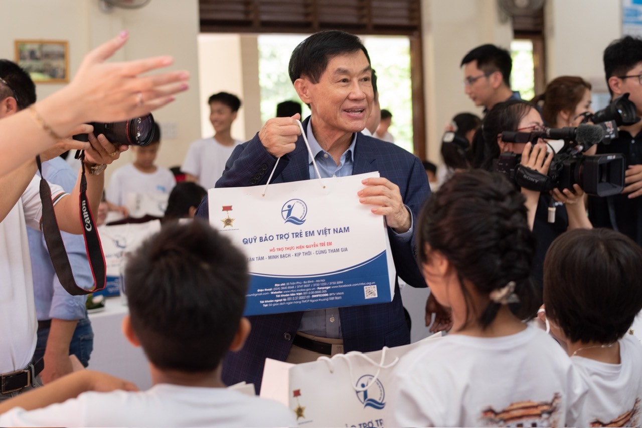 Chủ tịch IPPG ân cần trao từng món quà đến các trẻ em làng trẻ SOS Huế. Ảnh: ITN Ông Johnathan Hạnh Nguyễn tặng 1 tỷ đồng cho Quỹ Bảo trợ Trẻ em Việt Nam trong lễ phát động tháng hành động vì trẻ em 2024 -0
