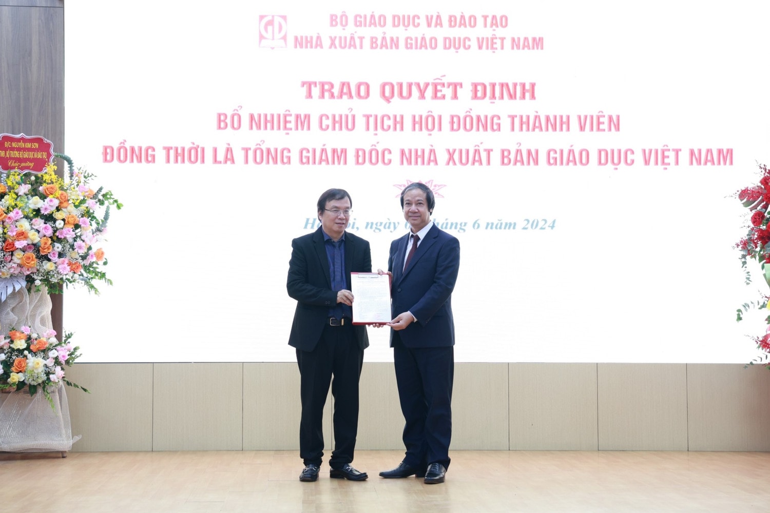 Bộ GD-ĐT trao quyết định bổ nhiệm Chủ tịch Hội đồng thành viên, Tổng giám đốc Nhà xuất bản Giáo dục Việt Nam -0