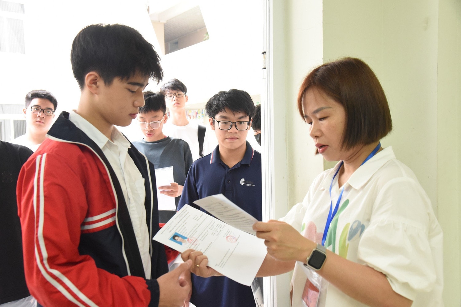 Sáng nay, hơn 106.000 thí sinh Hà Nội đến trường làm thủ tục dự thi lớp 10 THPT -0