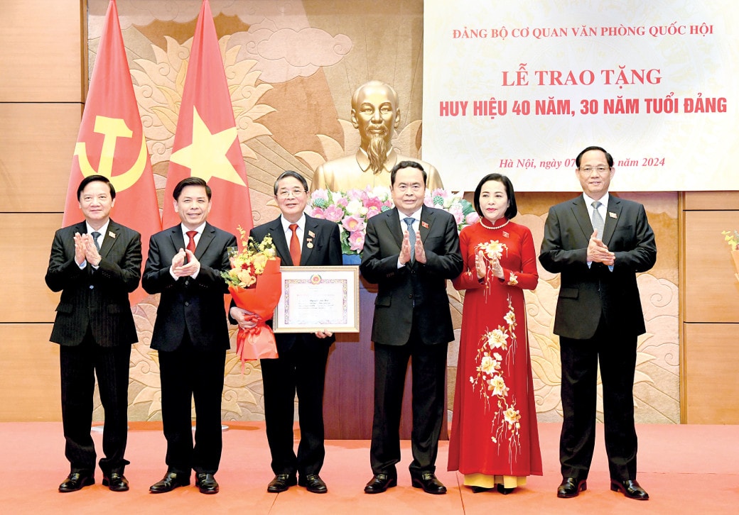 NA Chairman Tran Thanh Man attended to the ceremony. Photo: Lam Hien Party membership badges presented to NA officials -0