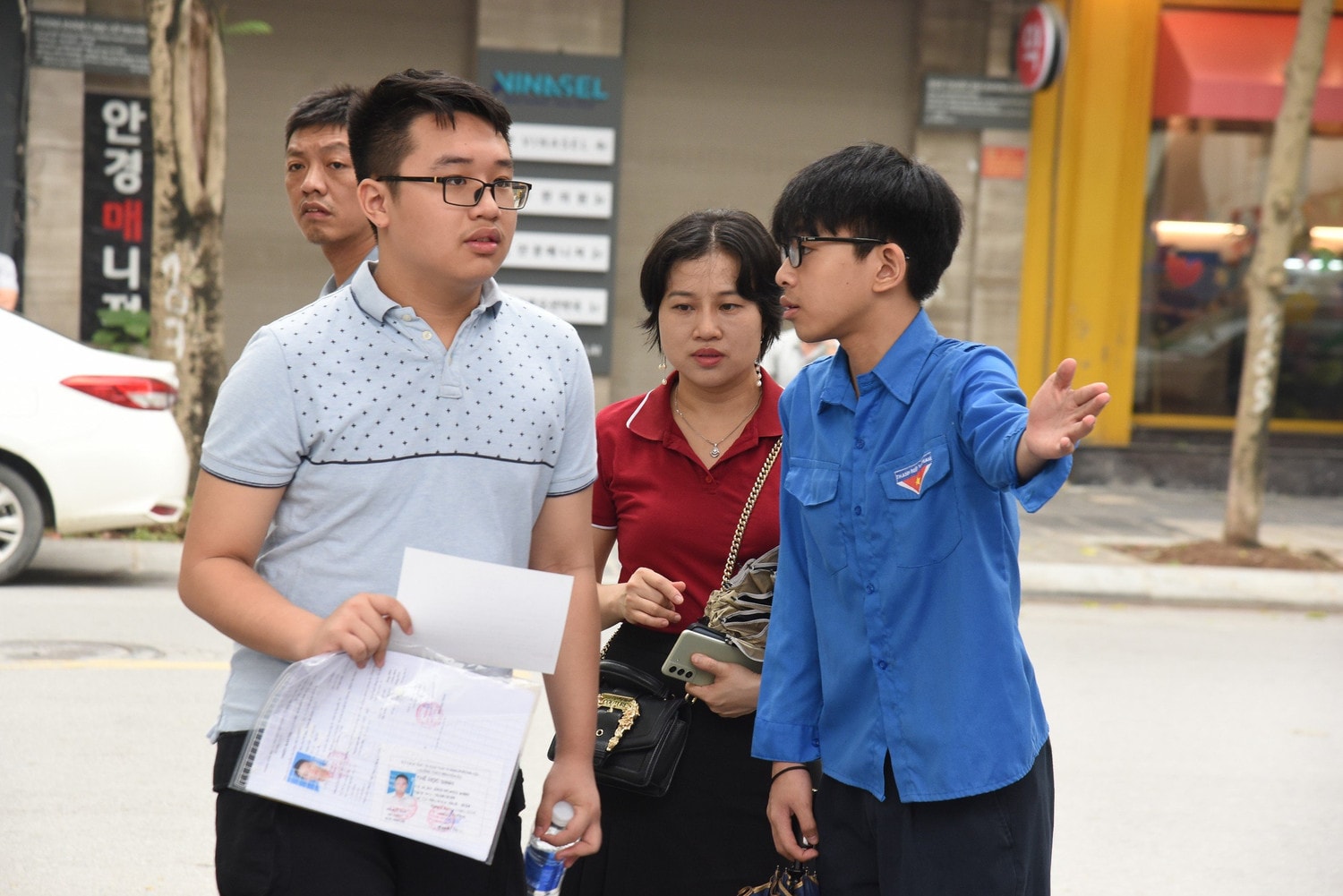 Sáng nay, hơn 106.000 thí sinh Hà Nội đến trường làm thủ tục dự thi lớp 10 THPT -2