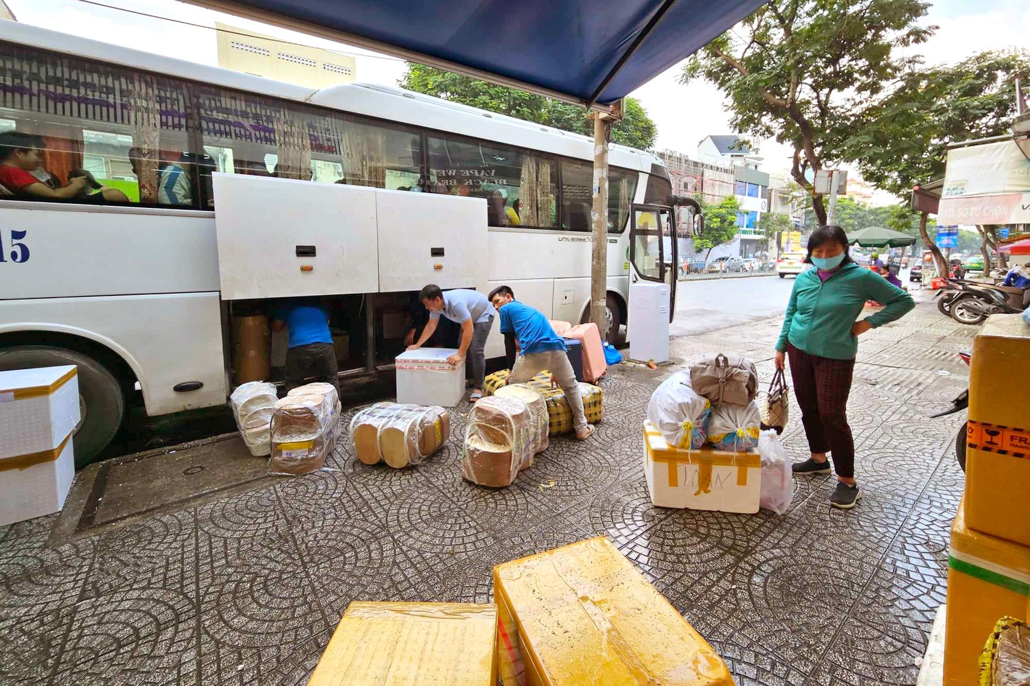 Nhà xe bốc dỡ hàng hóa, đón khách tại một bến xe tự phát tại trung tâm TP. Hồ Chí Minh