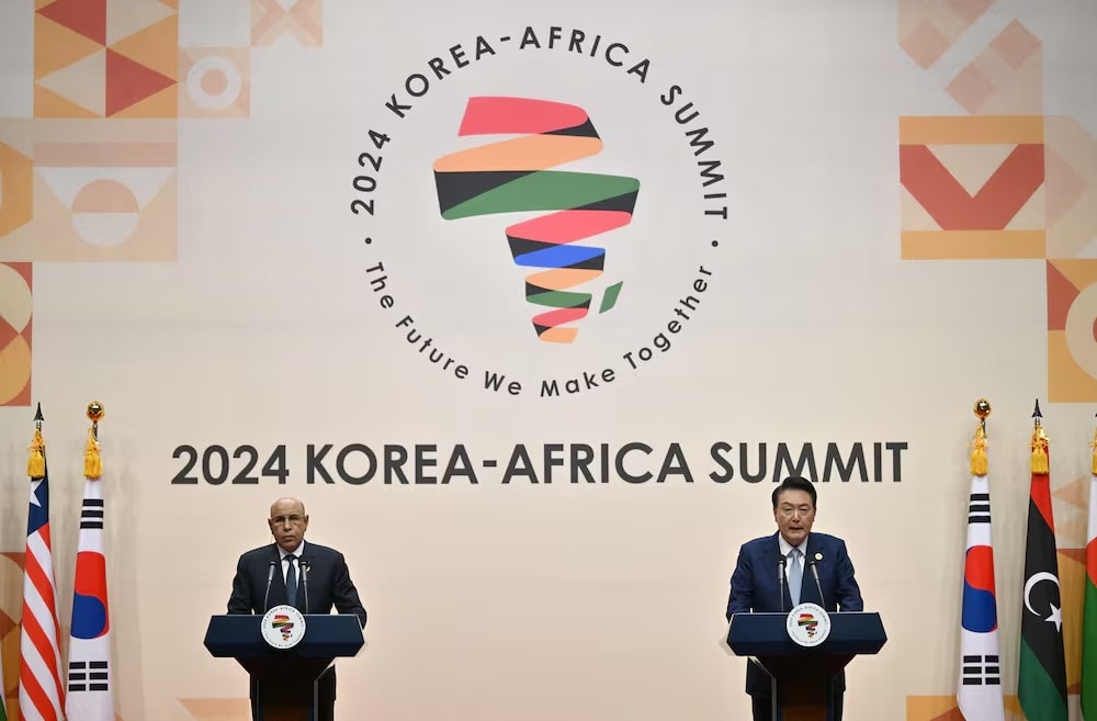 Chủ tịch Liên minh châu Phi (AU) 2024, Tổng thống Mauritania Mohamed Ould Cheikh Ghazouani và Tổng thống Hàn Quốc Yoon Suk Yeol trong Hội nghị thượng đỉnh Hàn Quốc - Châu Phi năm 2024 tại Goyang. Ảnh: AFP