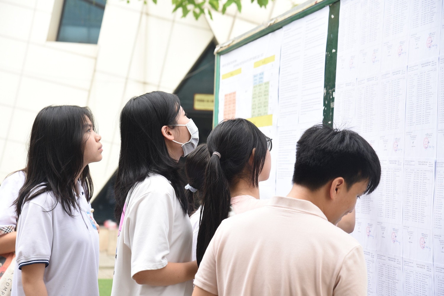 Sáng nay, hơn 106.000 thí sinh Hà Nội đến trường làm thủ tục dự thi lớp 10 THPT -0