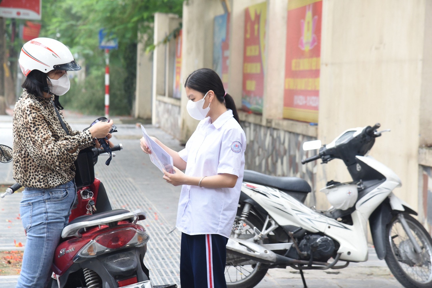 Sáng nay, hơn 106.000 thí sinh Hà Nội đến trường làm thủ tục dự thi lớp 10 THPT -0