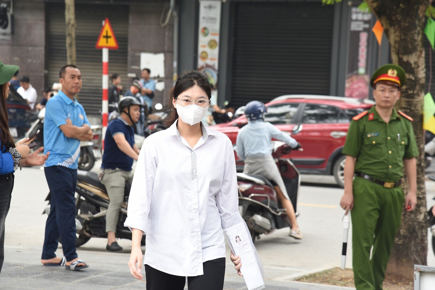 Sáng nay, hơn 106.000 thí sinh Hà Nội đến trường làm thủ tục dự thi lớp 10 THPT -0