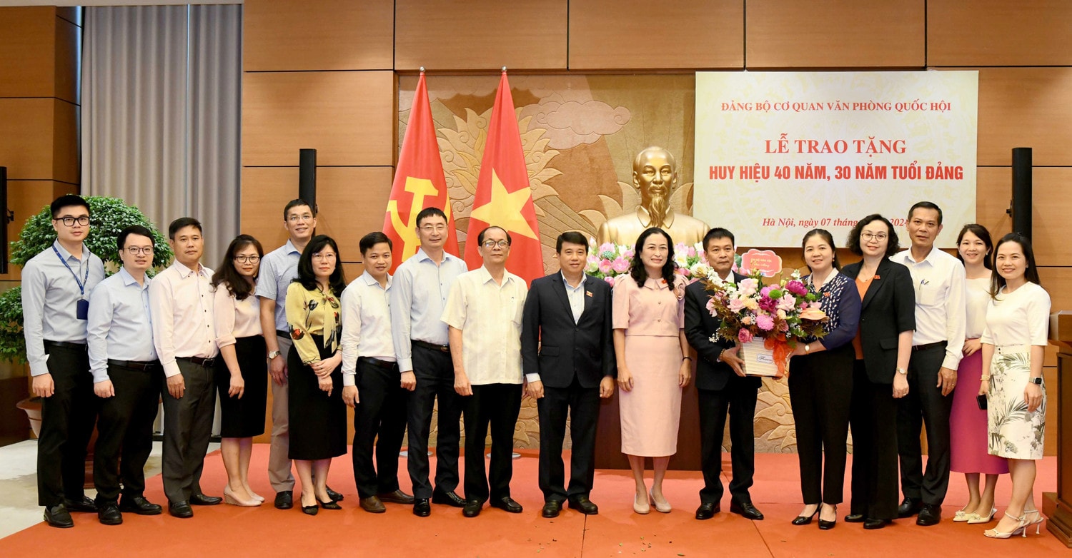 Chủ tịch Quốc hội Trần Thanh Mẫn dự Lễ trao tặng Huy hiệu 40, 30 năm tuổi Đảng của Đảng bộ cơ quan Văn phòng Quốc hội -0