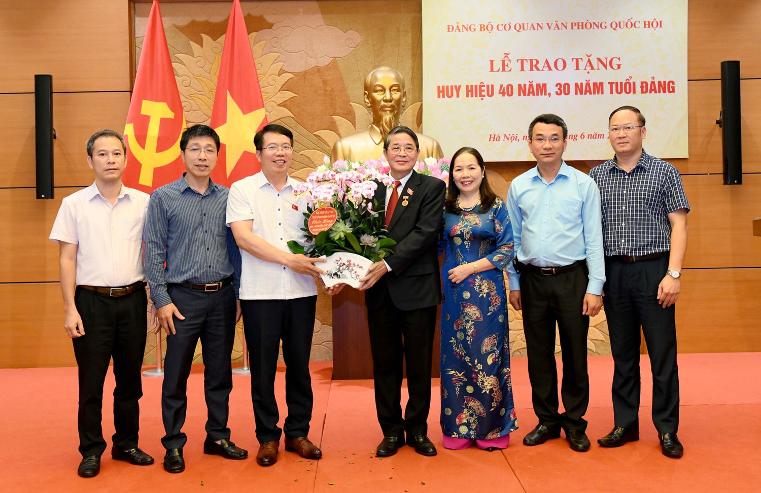 Chủ tịch Quốc hội Trần Thanh Mẫn dự Lễ trao tặng Huy hiệu 40, 30 năm tuổi Đảng của Đảng bộ cơ quan Văn phòng Quốc hội -0