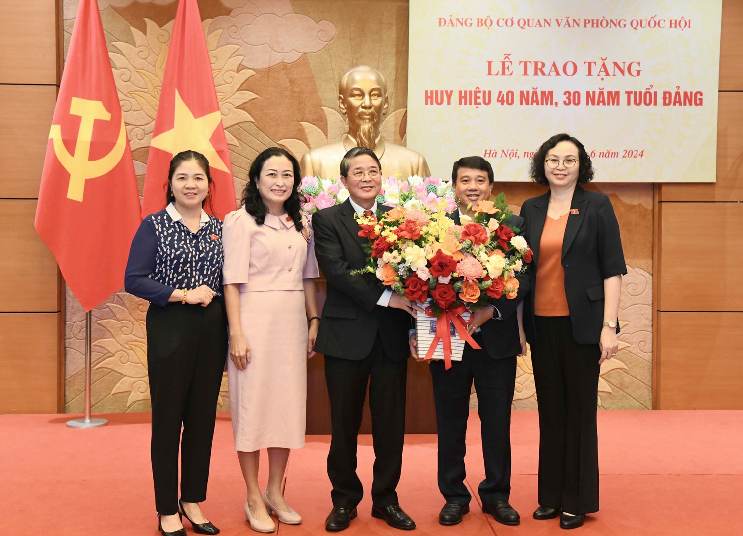 Chủ tịch Quốc hội Trần Thanh Mẫn dự Lễ trao tặng Huy hiệu 40, 30 năm tuổi Đảng của Đảng bộ cơ quan Văn phòng Quốc hội -0