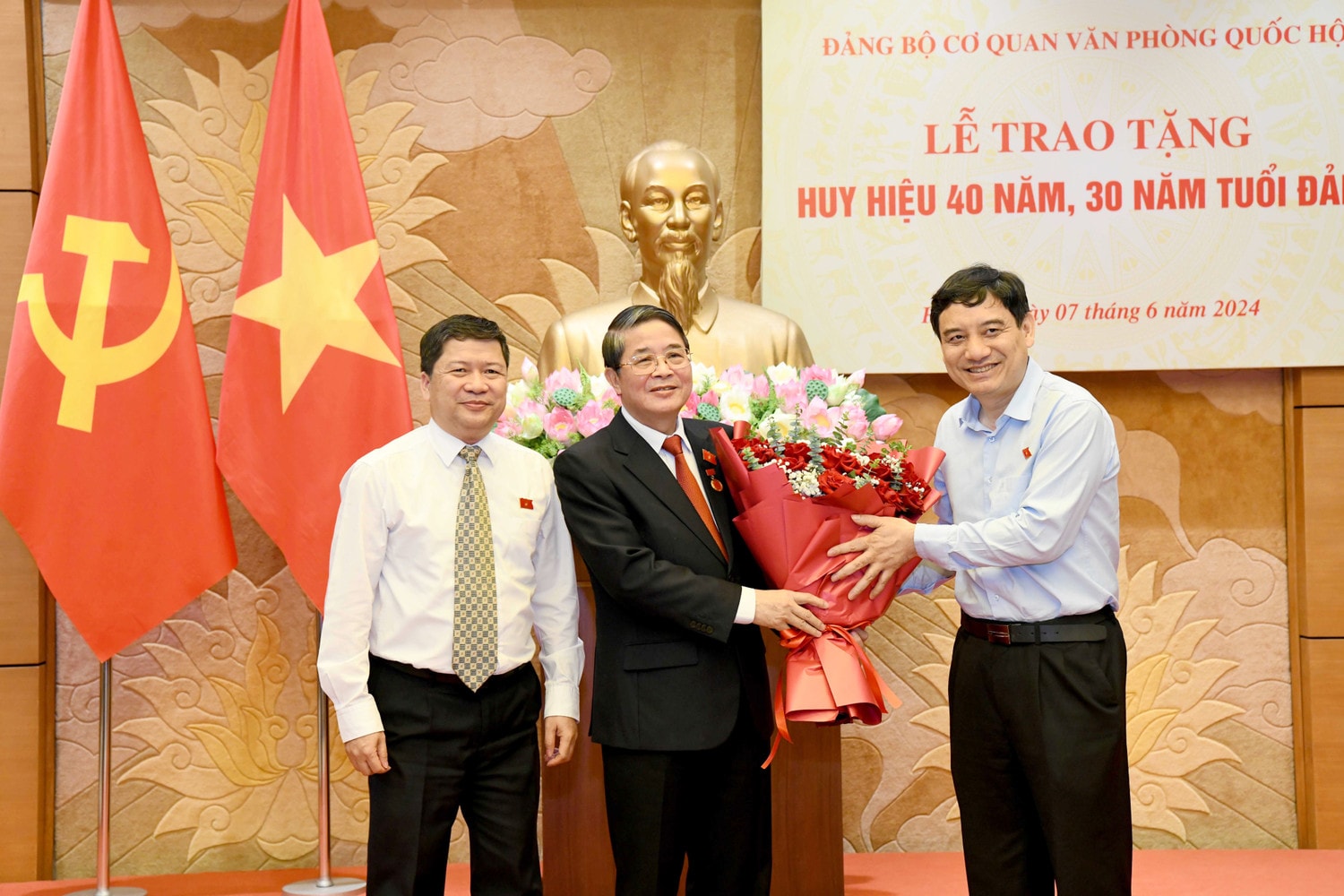 Chủ tịch Quốc hội Trần Thanh Mẫn dự Lễ trao tặng Huy hiệu 40, 30 năm tuổi Đảng của Đảng bộ cơ quan Văn phòng Quốc hội -0